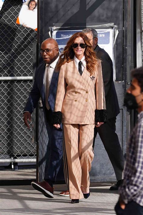 julia roberts gucci suits.